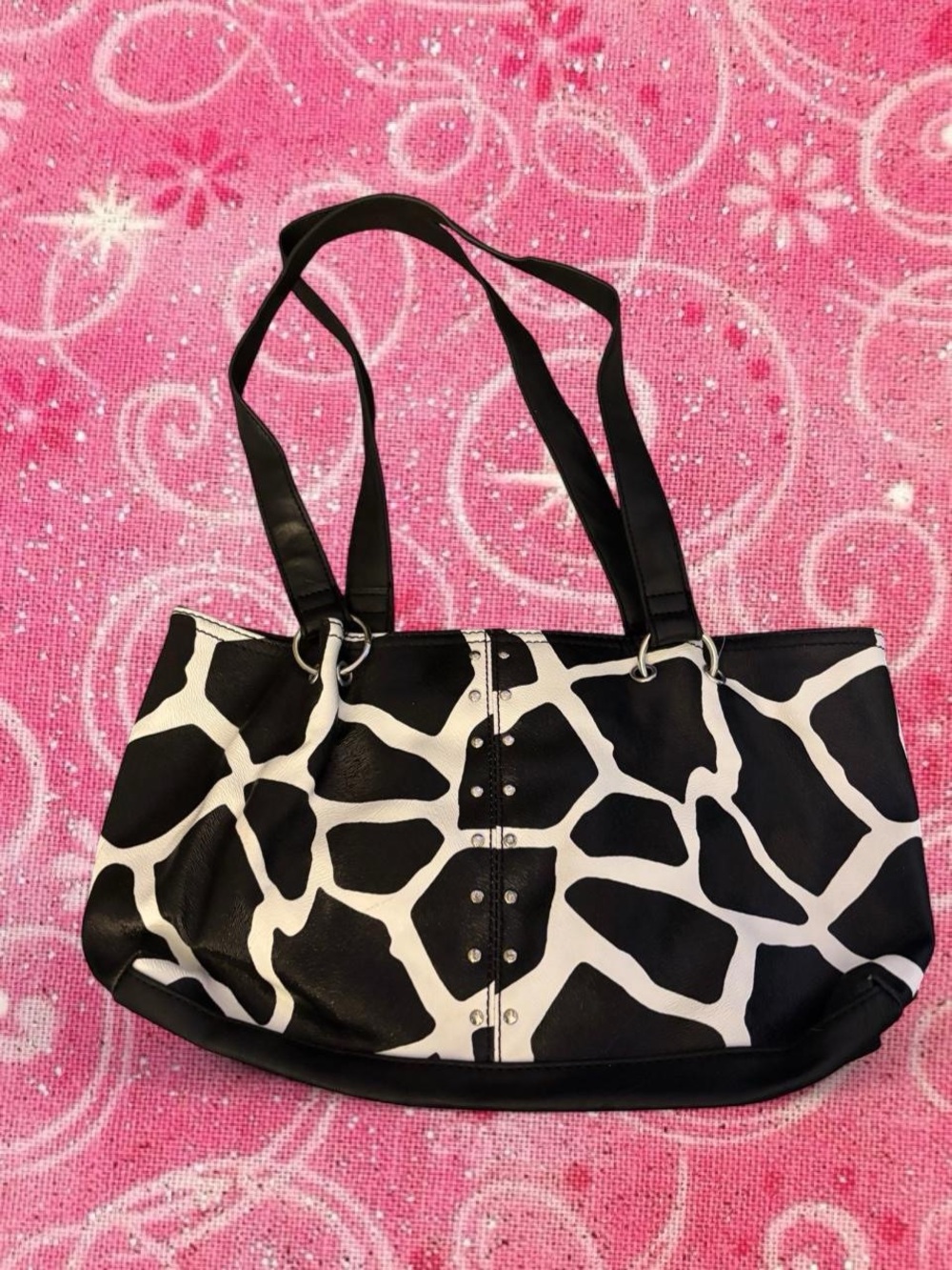 attention Black & White Giraffe-Pattern Shoulder Tote